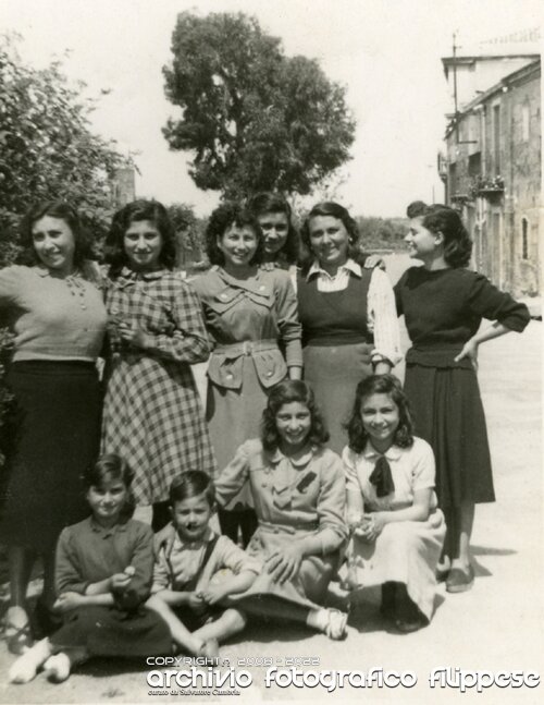 Gruppo-si-ragazze-a-Faraone-1953